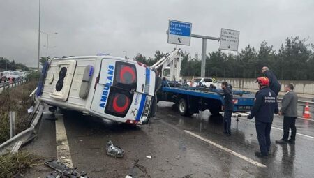 Gebe bayanı taşıyan hasta nakil ambulansı devrildi