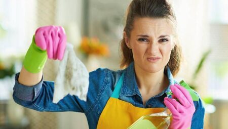 Geçmek bilmeyen makus mesken kokusuna son! Süpürgeliklere kadar bakılması gerek