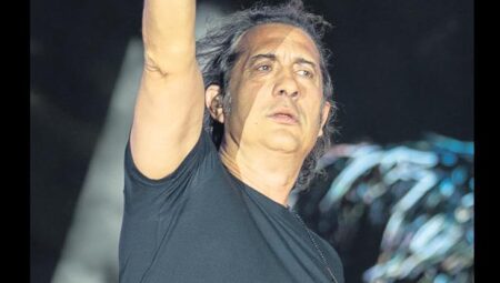 Hayranı için konserini uzattı