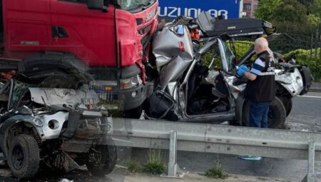 İki TIR ortasında can pazarı! Zincirleme kazada kan donduran imaj