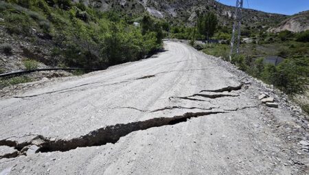Kentte büyük panik! Yollar ikiye ayrıldı, konutlar yana hakikat eğildi