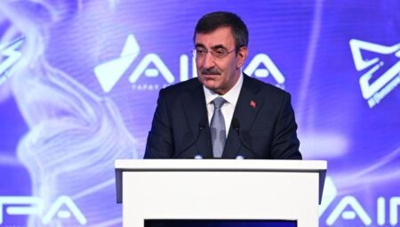 “Küresel yapay zeka yarışında oyun kuran öncü bir ülke olmayı hedefliyoruz”