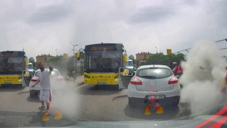 Trafikte dehşet anları! Bıçaklı saldırgana yangın tüpüyle karşılık verdi