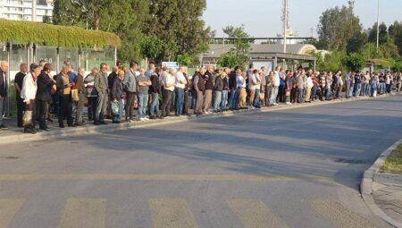 İzmir’de 23 bin personel greve çıktı! Otobüs duraklarında metrelerce kuyruk oluştu