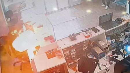 Telefon bataryası bomba üzere patladı! Kaygı dolu anlar anbean kaydedildi