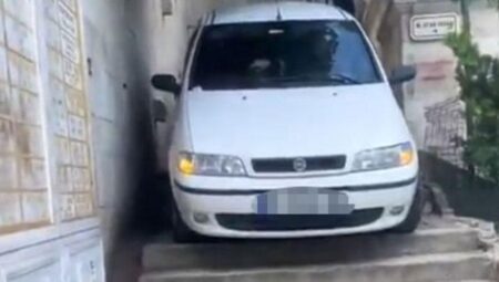 Yer: İstanbul! Arabasıyla merdivenlerden inmeye çalıştı